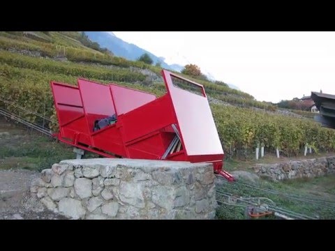 Standseilbahn 1926.09 Fully Telefuni Manoir - Wagen kommt in die Talstation - Funiculaire