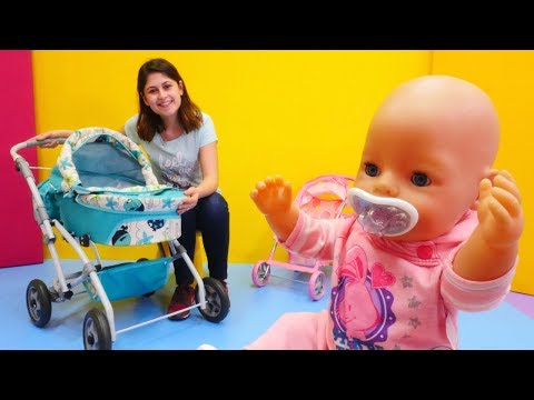 Oyuncak bebeğe bebek arabası alıyoruz. Kız oyuncakları