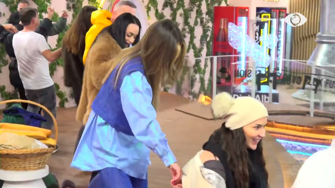 Atmosferë festive në shtëpi, banorët këndojnë së bashku