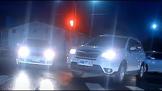 [問題] 迴轉車撞到左轉車 誰的責任大？