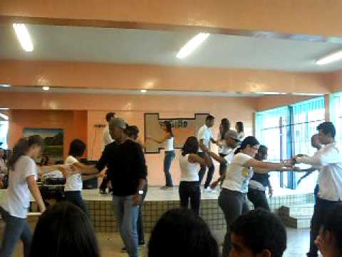 dança na escola(macarena,de baixo do caxo,bole bole)danrley felipe