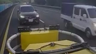 緩撞車後面沒考慮換成金屬錐體嗎？可以重複使用，還可以解決高風險駕駛