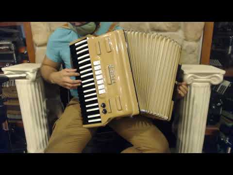 2722 - Sand Titano Tiger Combo Accordion LMQ 41 120 $1499