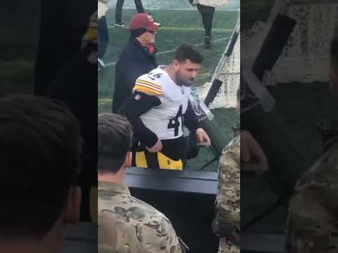 Soldier gives football player a fat dip 🫡🇺🇸