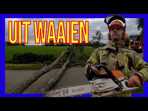 Boom over de weg- VOLUNTEERS DUTCH FIREFIGHTERS -