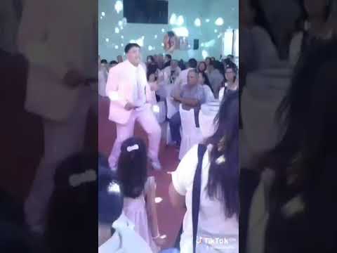 El baile furor de Lorenzo, un egresado de La Paz