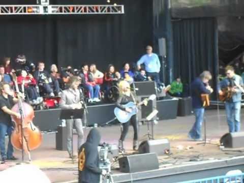 LUCINDA WILLIAMS & Friends - "Marching The Hate Machines (Into The Sun)" live 10/21/12