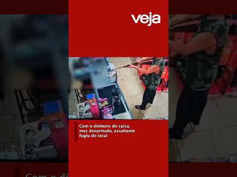 No susto! Comerciante reage a assalto e toma arma de criminoso #VEJA