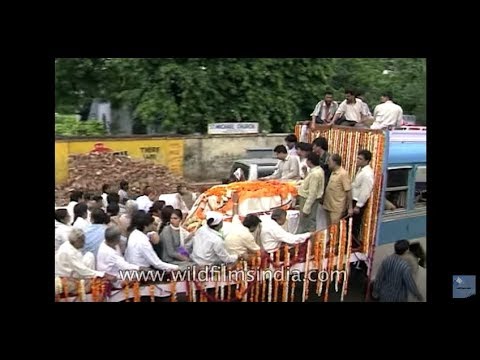 download lagu mp3 mp4 Gulshan Kumar Funeral, download lagu Gulshan Kumar Funeral gratis, unduh video klip Gulshan Kumar Funeral