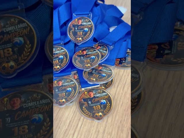 Vídeo relacionado con xulisimo Pack medallas Personalizada de Madera Natural y metacrilato con Nombre, Detalle Original para Fin de Curso y graduación, Regalo Personalizado para Alumnos, Futbol