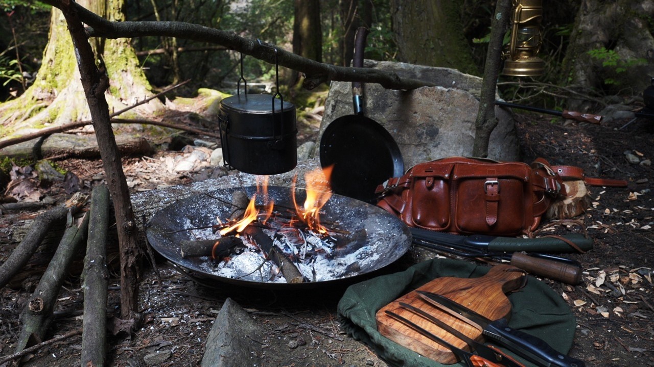 山奥の渓流沿いで春を味わう。焚き火と肉の香りに包まれるソロ野営（ソロキャンプ,自然のBGM,ASMR）