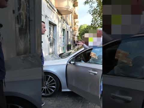 Litigo con un prepotente buffone arricchito