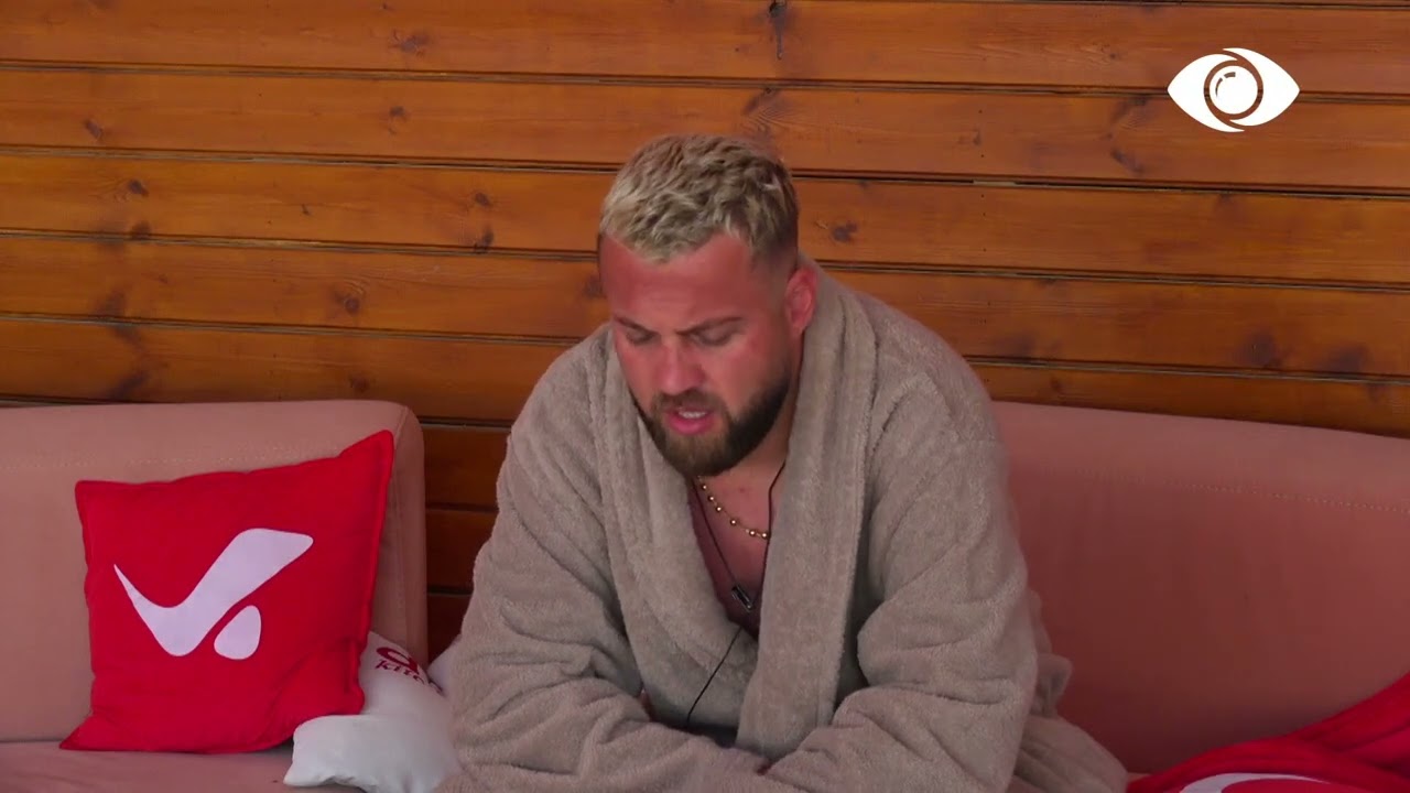 Luizi nis ditën duke kënduar dhe përshëndet Kiarën