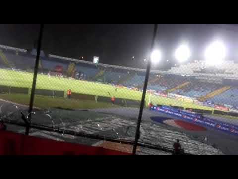 "Todos juntos La Banda y los jugadores" Barra: La Banda del Rojo • Club: Municipal