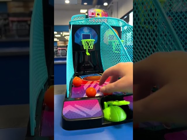 Vídeo relacionado con JRYGAC 20 Piezas Mini Baloncesto de Mesa Juego de Disparos, Mini Juguetes de Mano de Juego de Baloncesto para Reducir el Tiempo de Asesinato de Estrés Mini Baloncesto para Niños