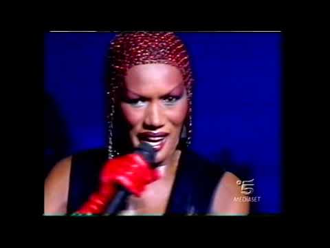 GRACE JONES - La Vie En Rose Medley (‘Disco per l’estate’ Italy 2001)