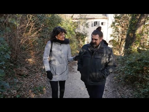 Thierry Garnier est le 5eme portrait de la série Enquêtes de sens Thérapeute et formateur en biologie émotionnelle. Thierry a été confronté à des épreuves de vie qui l'ont conduit à travailler sur lui et sur le sens de la vie. Accompagné puis formé par Claude Bianco à la biologie émotionnelle, il partage désormais cette approche et y trouve sa place. http://biologie-emotionnelle.fr Réalisation : Laurent Haubin et Patricia Seror https://www.quatreoeil.com/