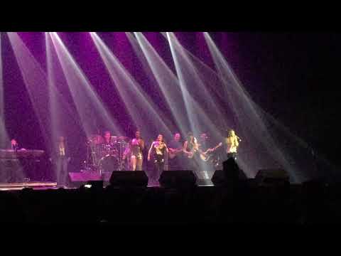 Whitney Queen of the night com Elesha Paul Moses