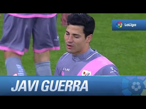 Remate de Javi Guerra que desvía Gorka