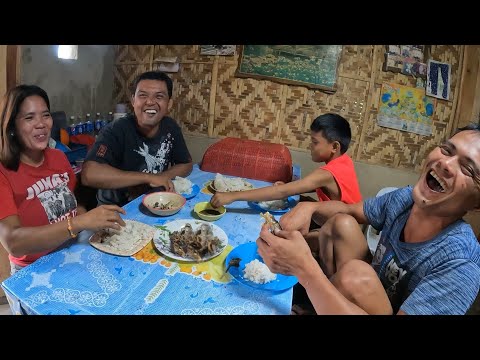 Masayang pinag salohan ang mga nahuli sa kanilang lambat...