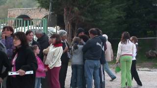 preview picture of video '(Video 2) Pizza.it e la pizza per i Terremotati in Abruzzo. Earthquake Heroic Pizza-maker'