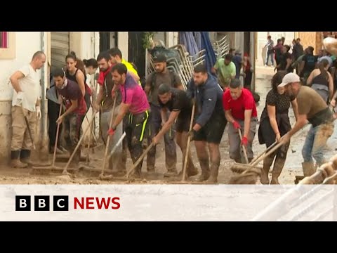 Video | Thousands of volunteers help with clean up in flood-hit Valencia | BBC News