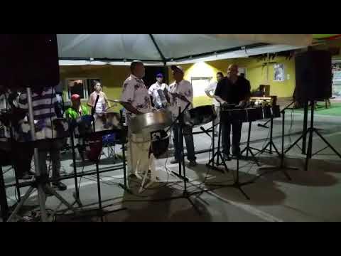 El Sandro de Caripito, tocando steel band