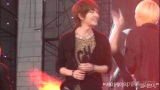 [FANCAM] 110908 Onew- Lucifer (music stops suddenly... then woohoo + talk) @ Field of Dreams Concert