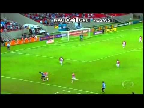 Grêmio. Três Canetas de Maxi Rodrigues no Zagueiro do Náutico e só é parado com falta.