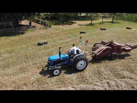 Heu pressen mit Fordson Dexta und Welger AP 12