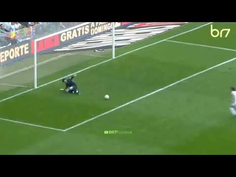 Puyol salva un gol con la cara a Roberto Carlos