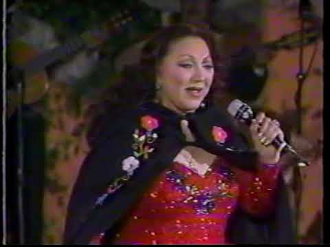 AMALIA MENDOZA LA TARIÁCURI "AMARGA NAVIDAD", "UN MUNDO RARO" EN DEVELACIÓN ESTATUA A JOSÉ ALFREDO.