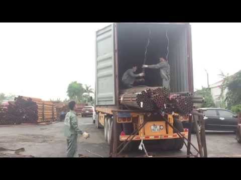 Quy trình hạ hàng từ container thép ống đúc nhập khẩu từ Nhật Bản của CBCNV chuyên biệt, hiệu quả.