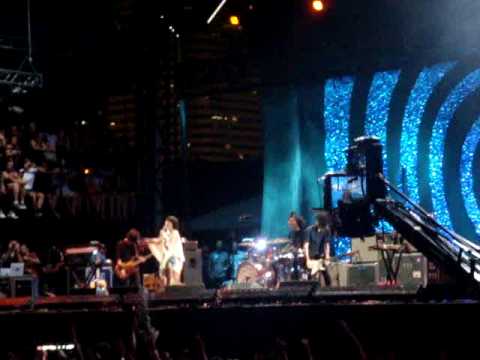 YEAH YEAH YEAHS live @ Lollapalooza Festival 2009 - "Heads Will Roll"