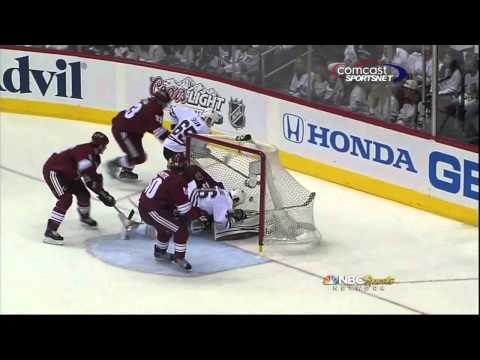 Scrum in Coyotes goal. Mike Smith. Chicago Blackhawks vs Phoenix Coyotes 4/12/12 NHL Hockey