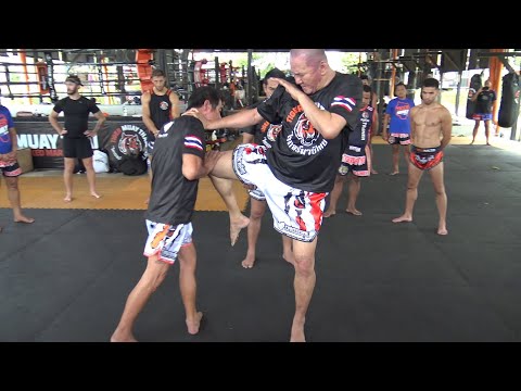 Dieselnoi Chor.Thanasukarn and Samart Payakaroon teach the straight knee strike