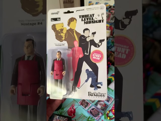 Vídeo relacionado con SUPER7 The Office Threat Level Midnight Toby Flenderson Rehén #4 Figura de reacción de 3.75 Pulgadas