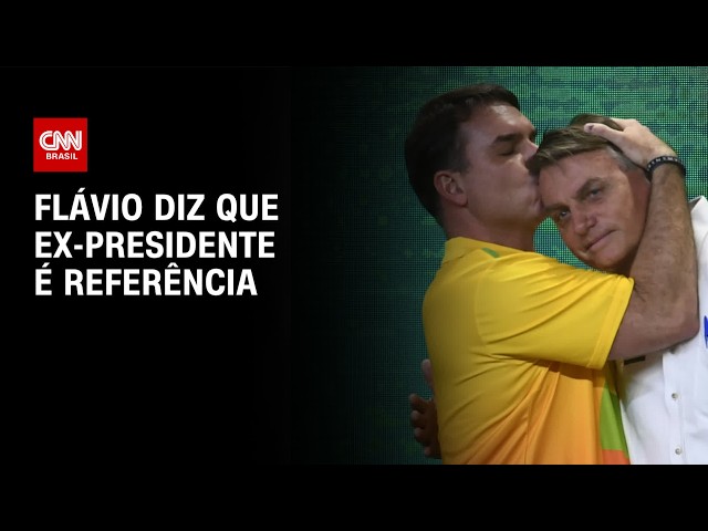 Flávio Bolsonaro admite usar imagem do pai: “No limite da lei” | CNN 360°