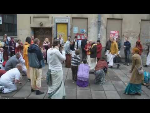 2011.10.22. Vyasa Puja 2011 -1- Arrival Kirtan - Kaunas, Lithuania