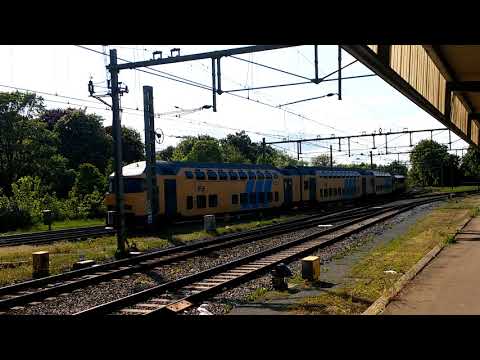 DD-AR stam met loc 1736 komen aan op station Deventer