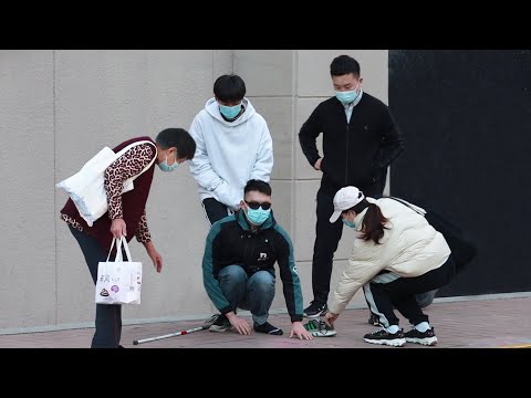 看到盲人的鞋子被踩掉了，有人半跪在地上幫他穿好（社會實驗）