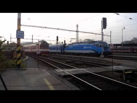 Souběžný příjezd vlaků EC 70 Gustav Mahler a Sp 1728 Cimburk - Brno hl.n. (FullHD)