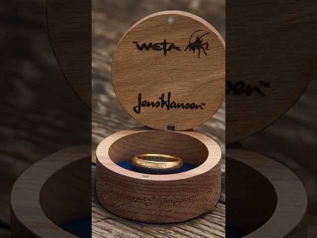 Vídeo relacionado con COPAUL 18 K Chapado en Oro el Señor de los Anillos Pure carburo de tungsteno con Biblia Engaved Anillo de Pareja