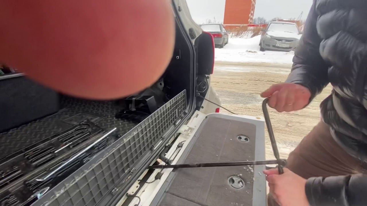 где находится домкрат land cruiser 200