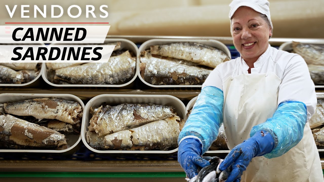 L'azienda portoghese che produce 30.000 lattine di sardine al giorno confezionate a mano