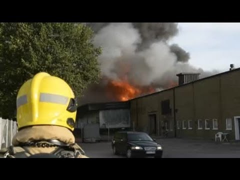 Stor brand i byggnad på söder