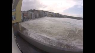 preview picture of video 'Ola brutal que rompe el paseo de Malpica de Bergantiños'