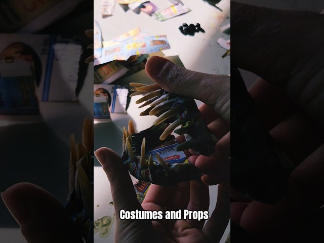 Vídeo relacionado con 24 piezas de temática de terror artificial con patrones de columna vertebral ABS para fiestas de Halloween y cosplay arte temático de columna vertebral