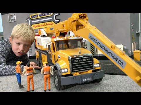 BRUDER TOYS - Bruder 02818 - MACK Granite Liebherr Kran-LKW in Action, Baustelle Traktorenhalle