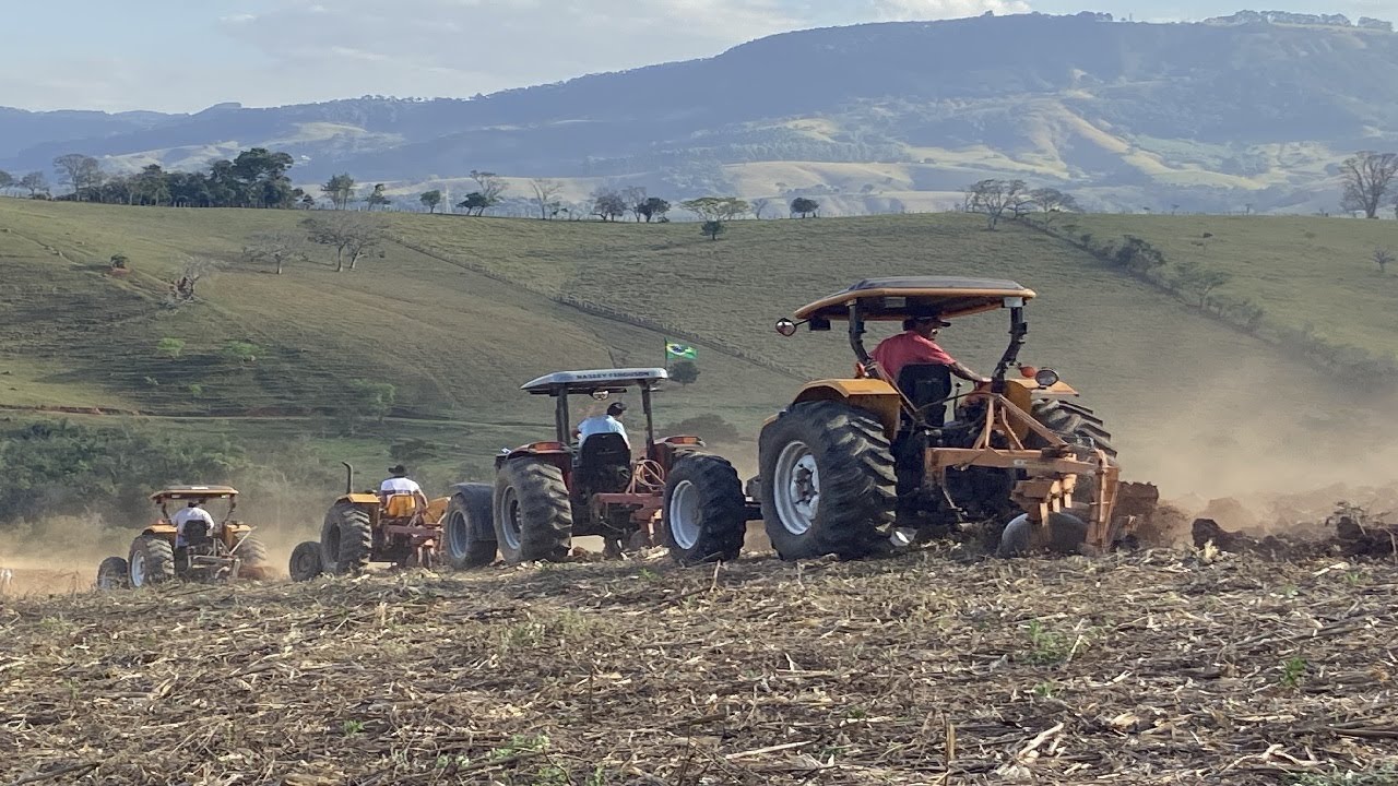 MUTIRÃO ARAÇÃO DE TERRA COM TRATOR EM CONGONHAL-MG